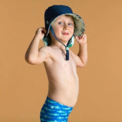 Chapeau Anti UV Bébé Réversible Bleu Et Imprimé Palmiers -Magasin De Matériel De Surf chapeau anti uv bebe reversible bleu et imprime palmiers 2
