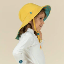 Chapeau Anti UV Bébé Réversible Jaune Et Bleu Imprimé SAVANE -Magasin De Matériel De Surf chapeau anti uv bebe reversible jaune et bleu imprime savane 3