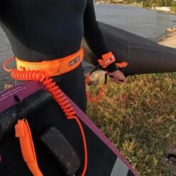 LEASH DE WINGFOIL HOWZIT COIL ORANGE POIGNET 4' -Magasin De Matériel De Surf leash de wingfoil howzit coil orange poignet 4 6