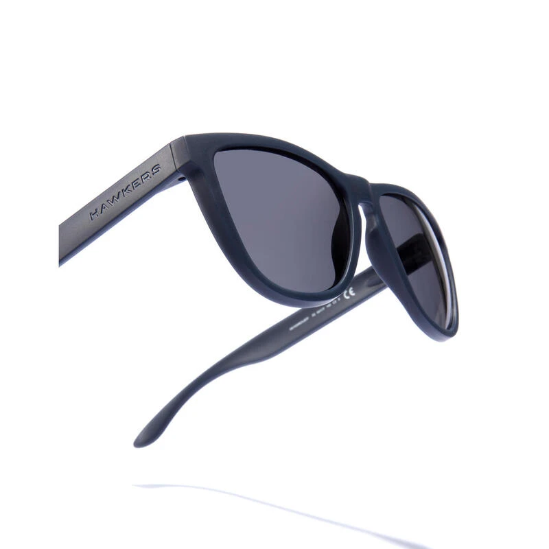 HAWKERS Lunettes De Soleil Pour Homme Et Femme POLARIZED NAVY DARK - ONE Raw 6 HAWKERS Lunettes De Soleil Pour Homme Et Femme POLARIZED NAVY DARK - ONE Raw – Image 4