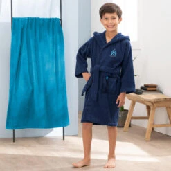 Peignoir De Bain Enfant 100% Coton Football Marseille - Ruban -Magasin De Matériel De Surf peignoir de bain enfant 100 coton football marseille ruban 2