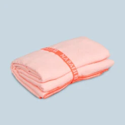 Serviette Microfibre Rose Ultra Légère Taille XL 110 X 175 Cm -Magasin De Matériel De Surf serviette microfibre rose ultra legere taille xl 110 x 175 cm 2